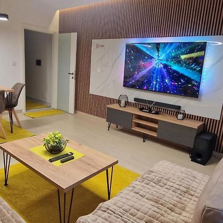 Luxury Yellow & Modern Apartment Skopie Exterior foto