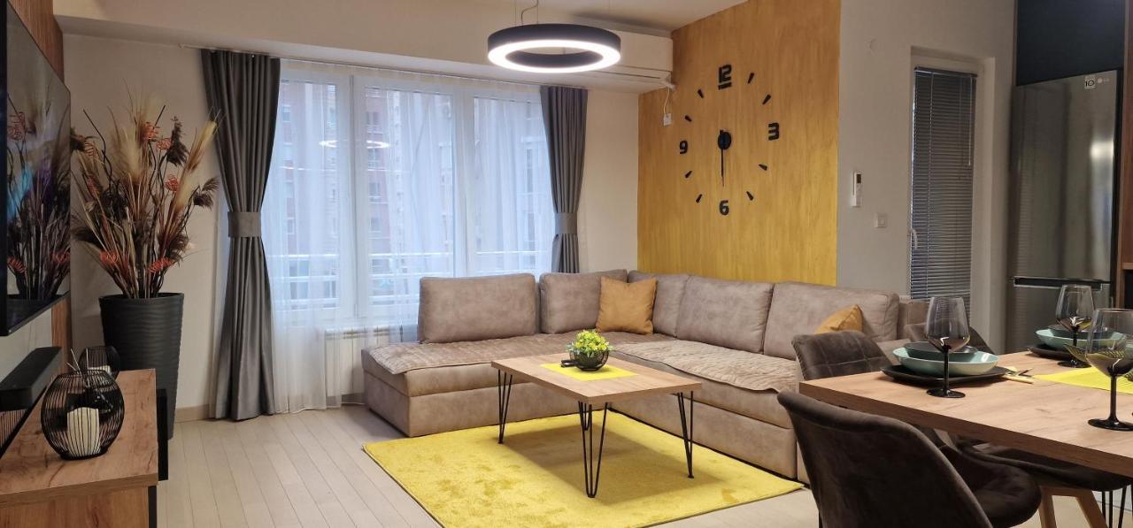 Luxury Yellow & Modern Apartment Skopie Exterior foto